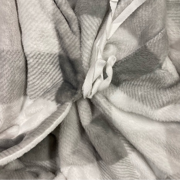 NWT Sonoma Plush robe in size M. Grey plaid. - Picture 10 of 12